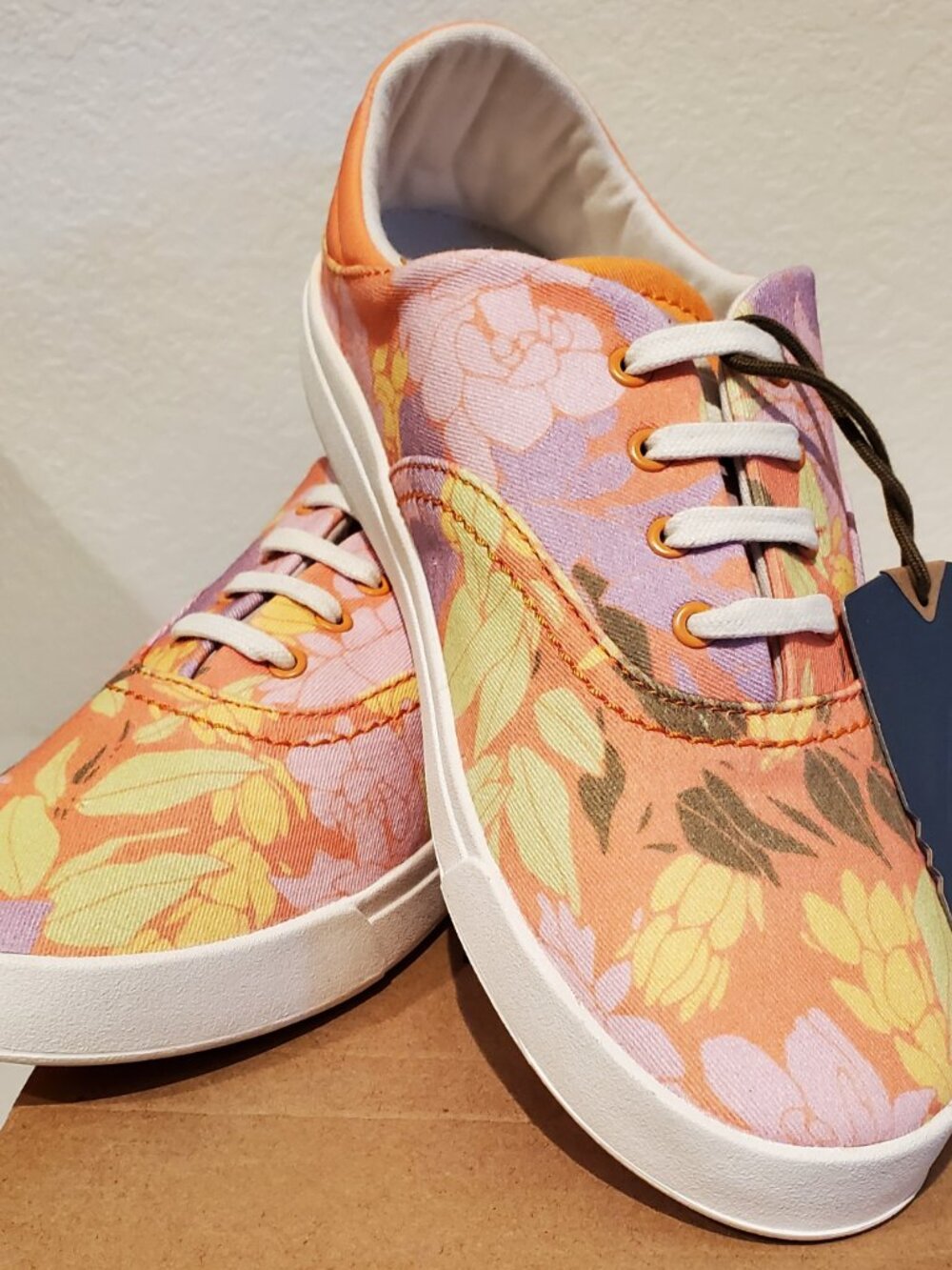 Olukai Kohu size 7.5 Coral/Lei women's flowered canvas sneakers (NWT)